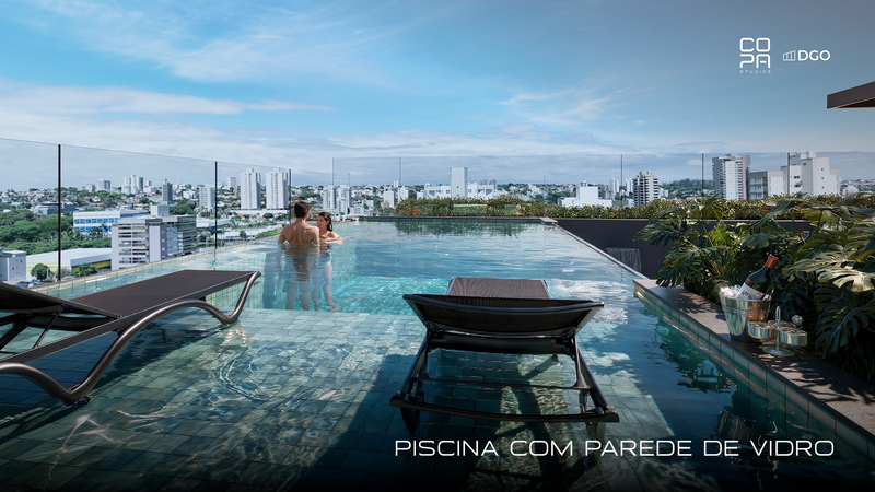 Piscina com parede de vidro