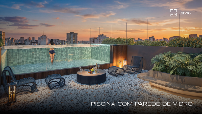 Piscina com parede de vidro